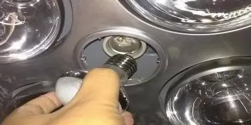 电脑组装显示器黑屏怎么办