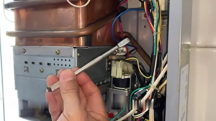 夏贝壁挂炉漏水怎么维修