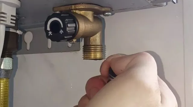 电脑组装显示器黑屏怎么办