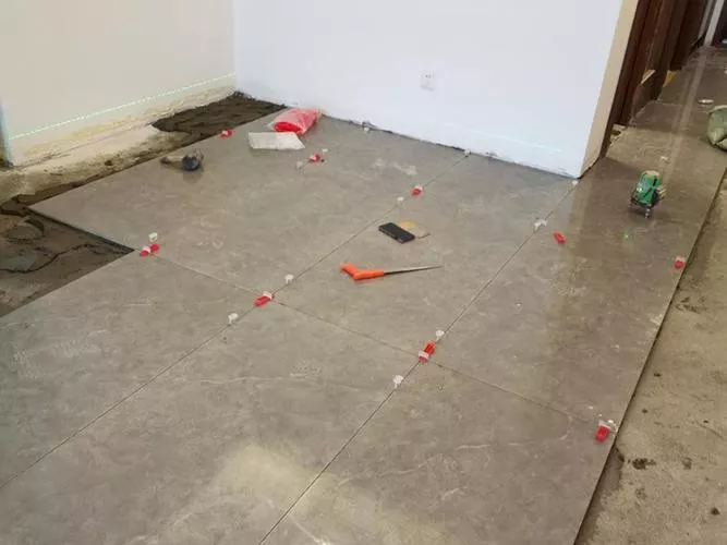 瓷砖地板裂了翻新怎么处理