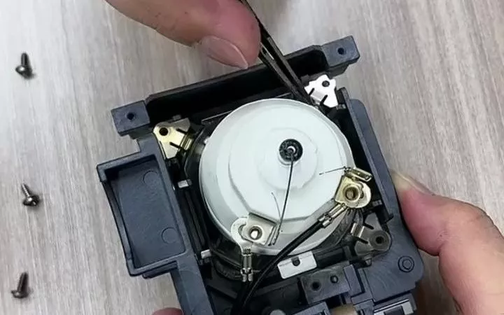 投影仪开机有反应怎么办