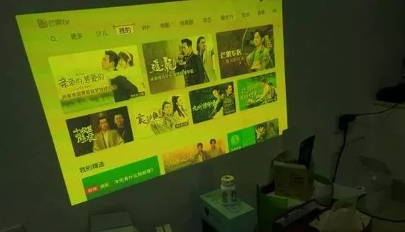 投影仪显示变成绿色怎么办