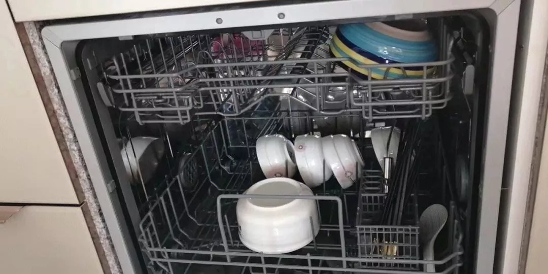 洗碗机洗完有油腻味怎么办